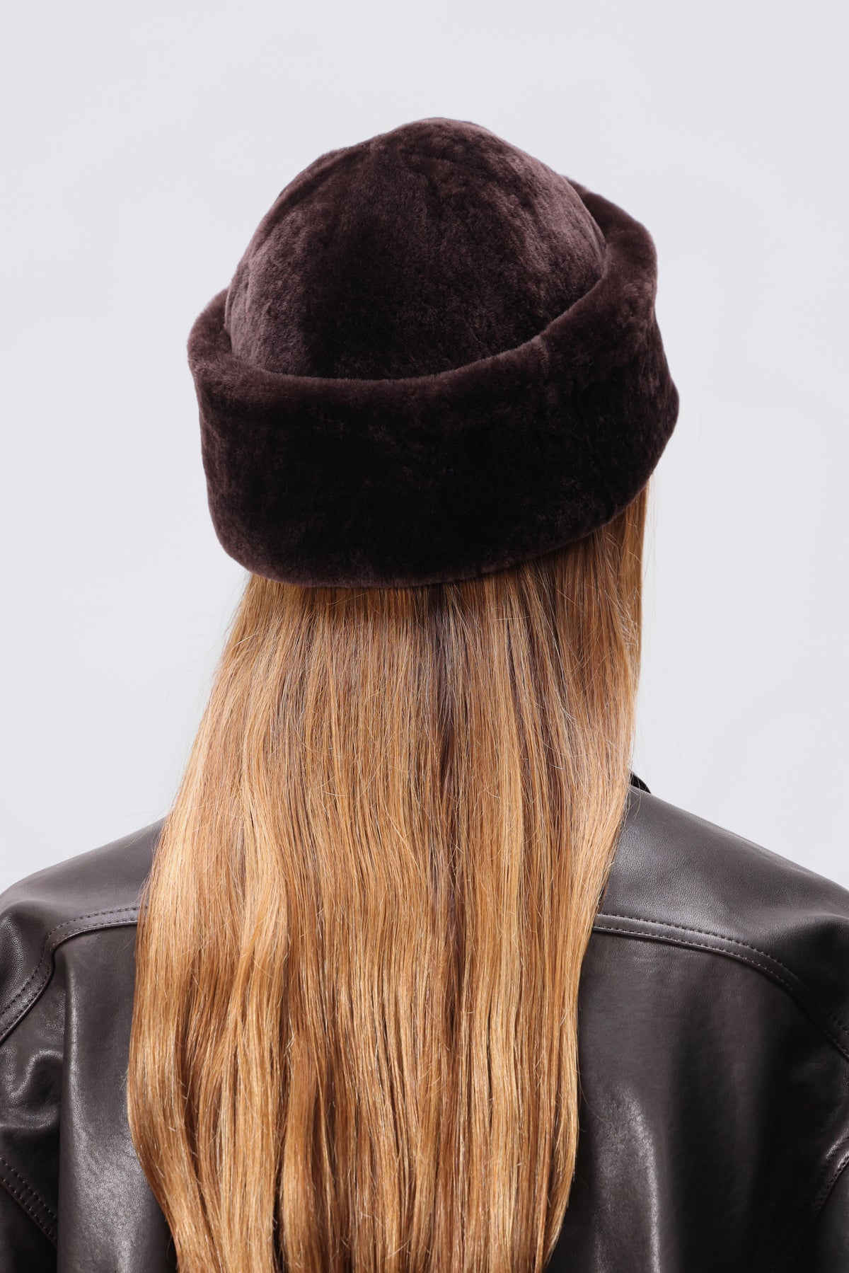 Model is Wearing Nour Hammour Blokes Merinos Shearling Beanie Chocolat Fondant - Back