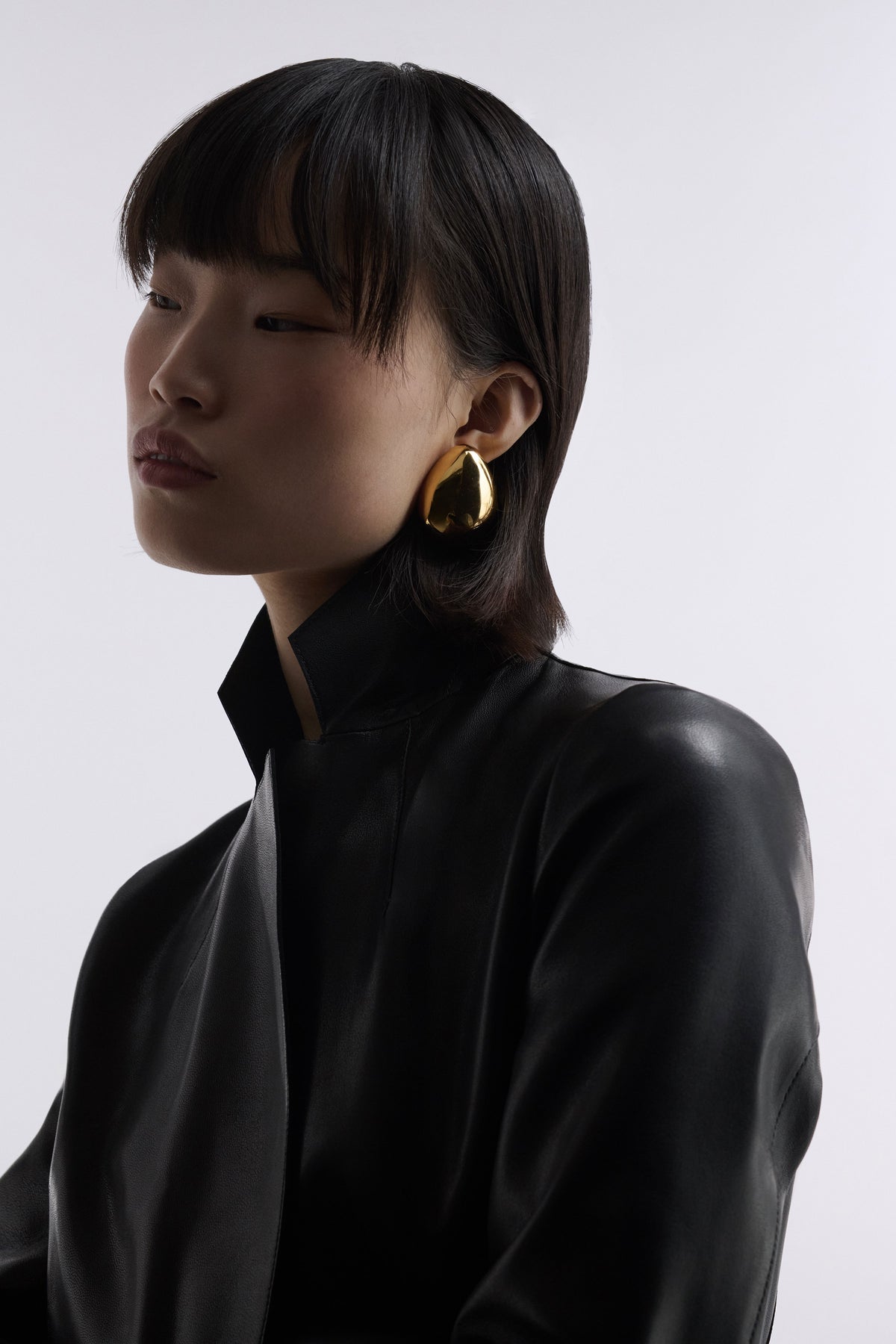 Model is Wearing the Nour Hammour Claude Effortless Leather Coat Noir Classique - Zoom